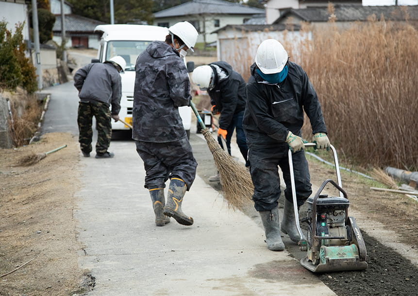 水道工事をする為に、コンクリートをはつっていく職人さん達
